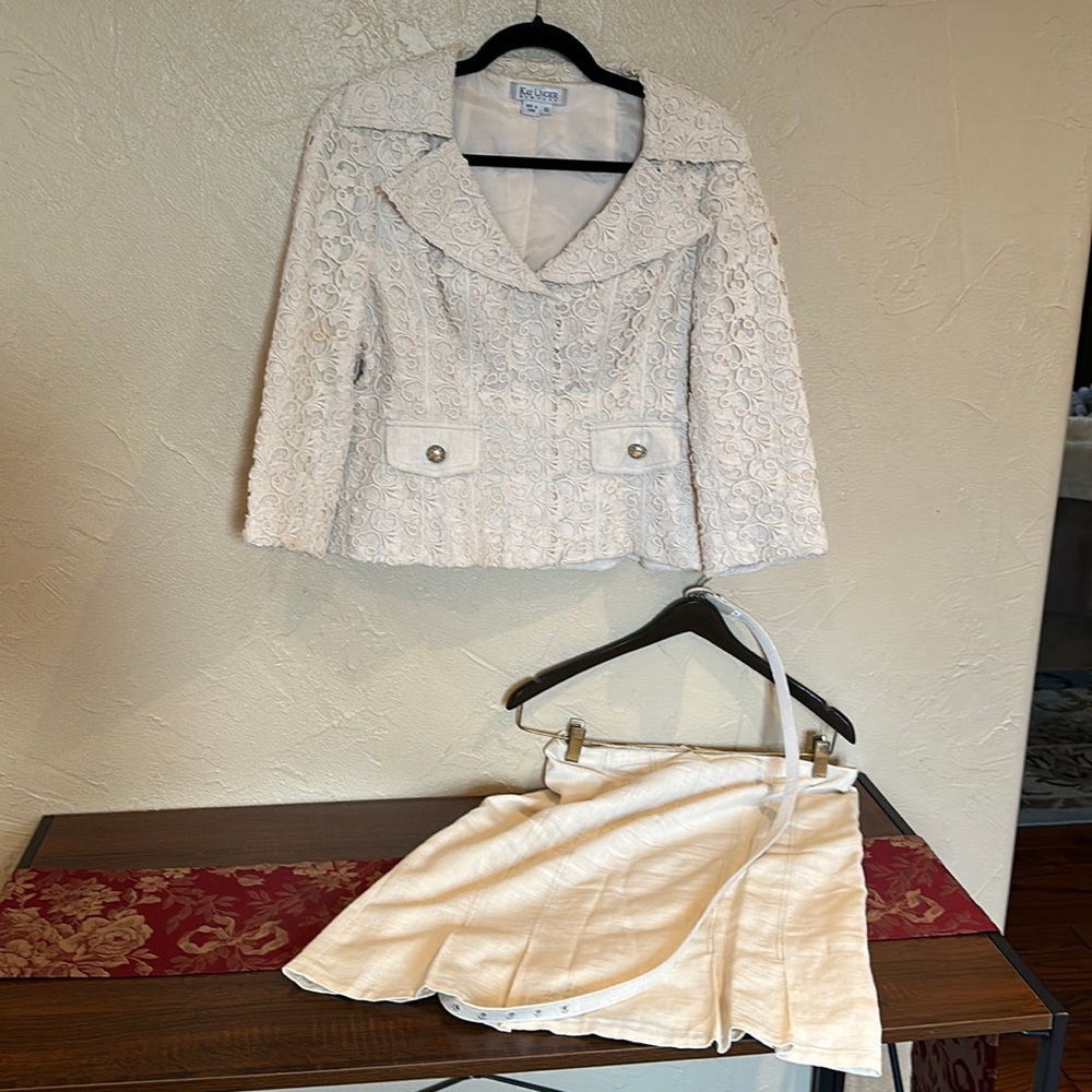 Kay Unger 2 piece suit with zip-up jacket